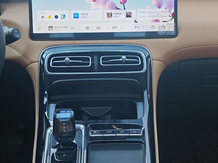 Фото 7 - Geely Atlas L