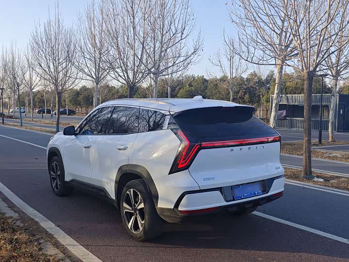 Фото 9 - Geely Atlas L