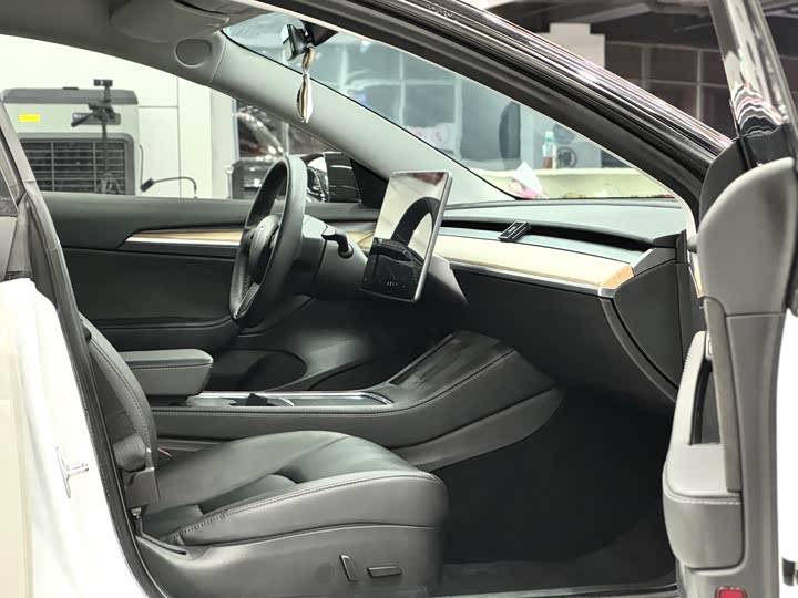 Фото 8 - Tesla Model 3