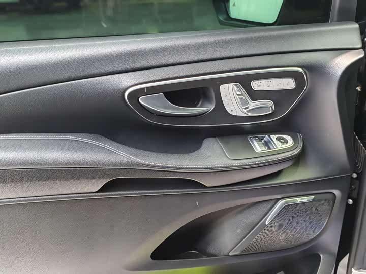 Фото 9 - Mercedes-Benz V-Class