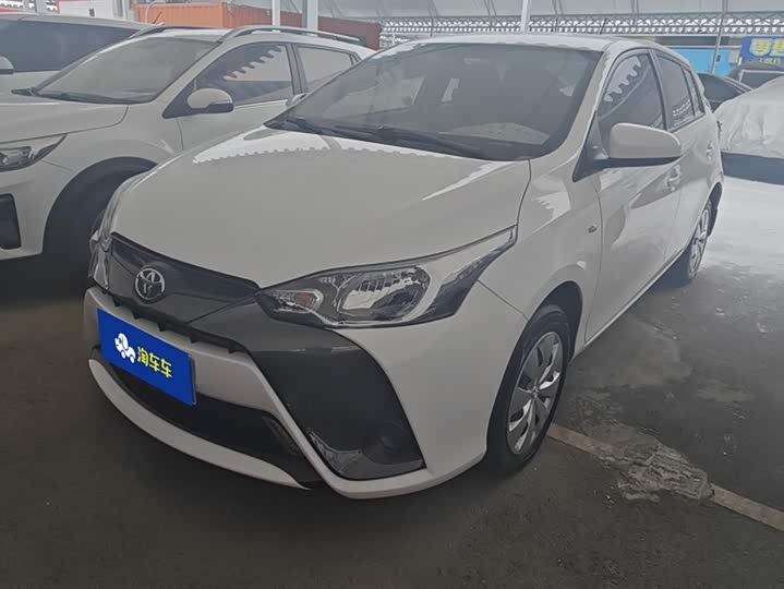 Фото 1 - Toyota Yaris L Hatchback