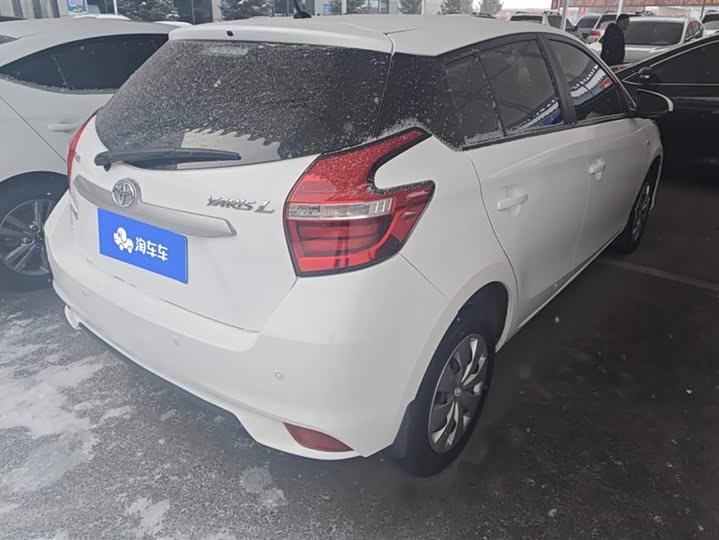 Фото 3 - Toyota Yaris L Hatchback
