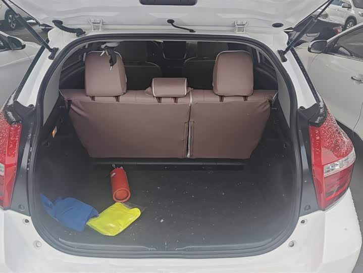 Фото 4 - Toyota Yaris L Hatchback