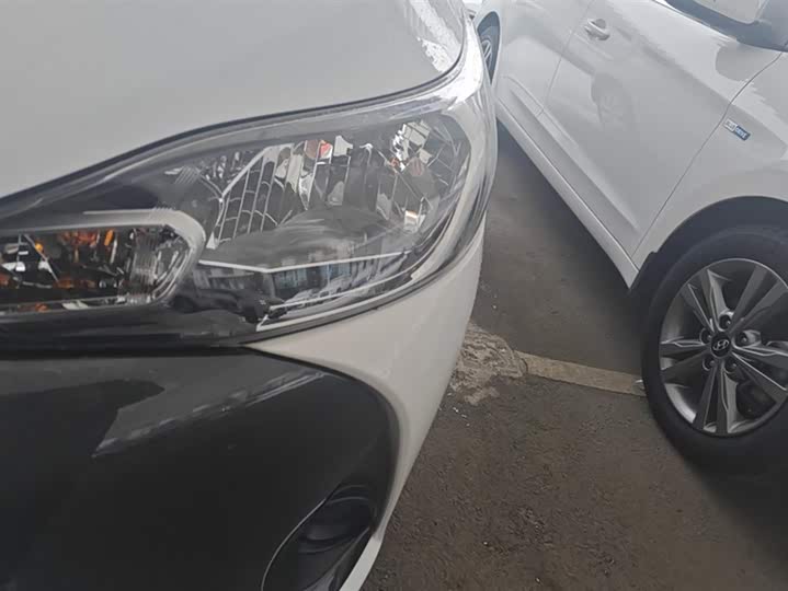 Фото 5 - Toyota Yaris L Hatchback