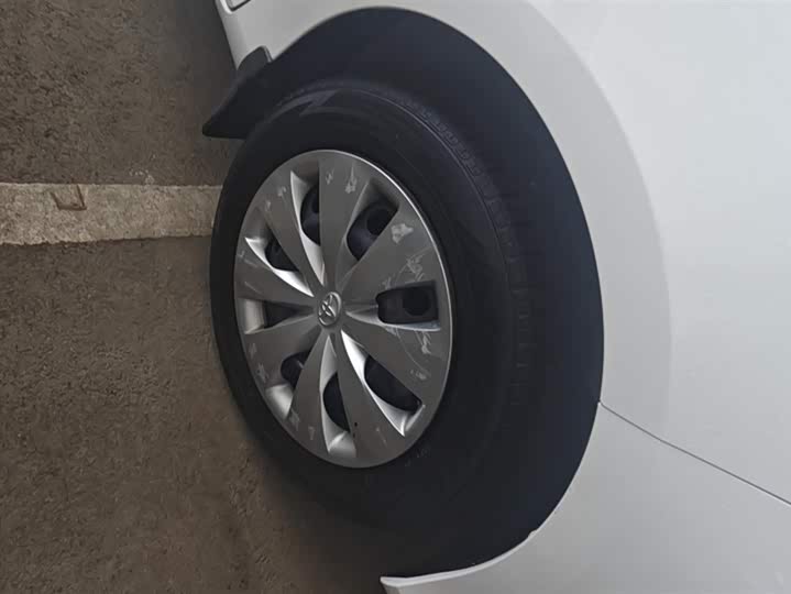 Фото 6 - Toyota Yaris L Hatchback