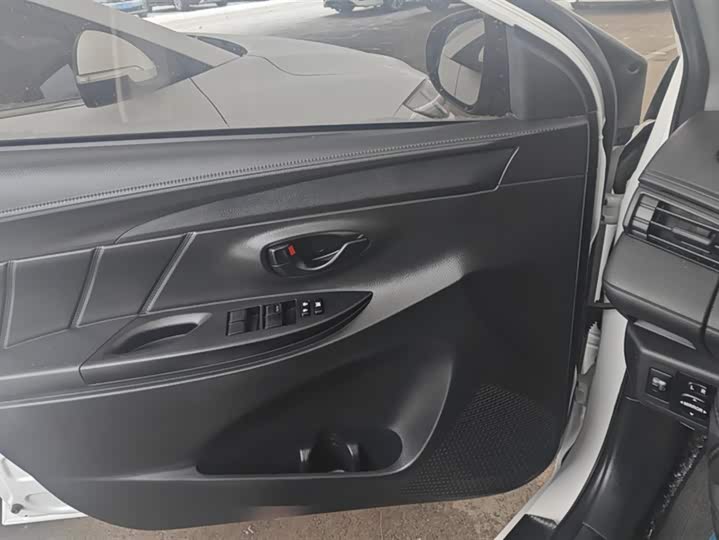 Фото 7 - Toyota Yaris L Hatchback