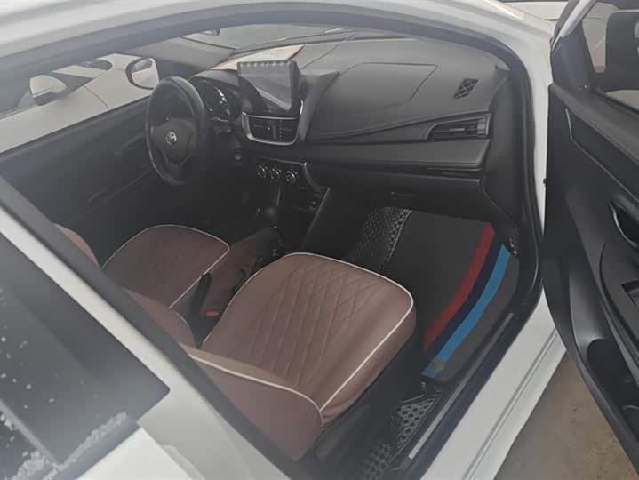 Фото 8 - Toyota Yaris L Hatchback