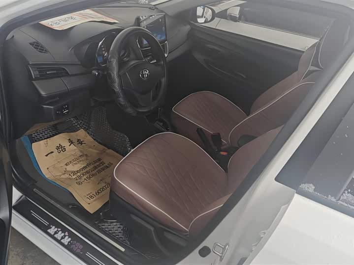 Фото 9 - Toyota Yaris L Hatchback