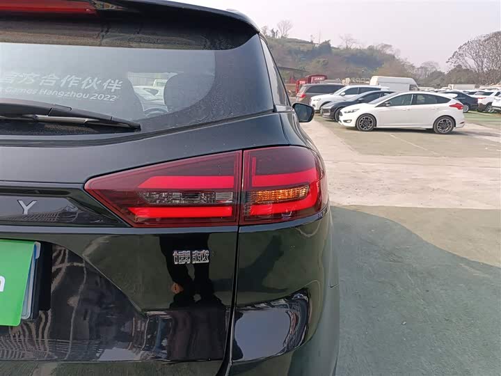 Фото 8 - Geely Atlas