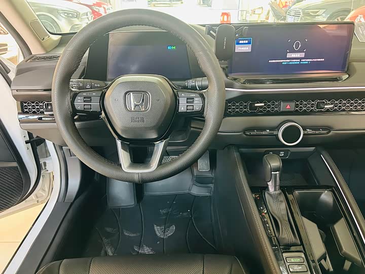 Фото 9 - Honda Accord