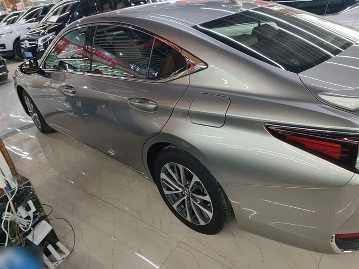 Фото 5 - Lexus ES