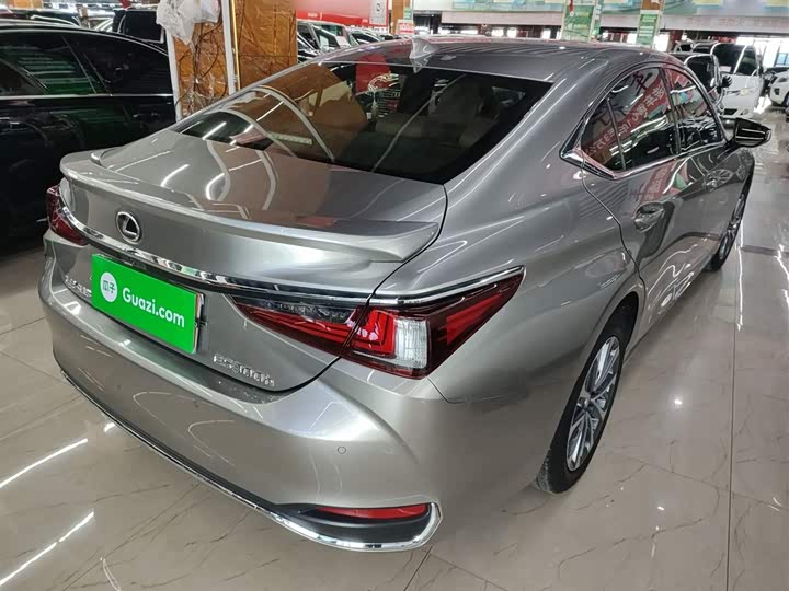 Фото 7 - Lexus ES