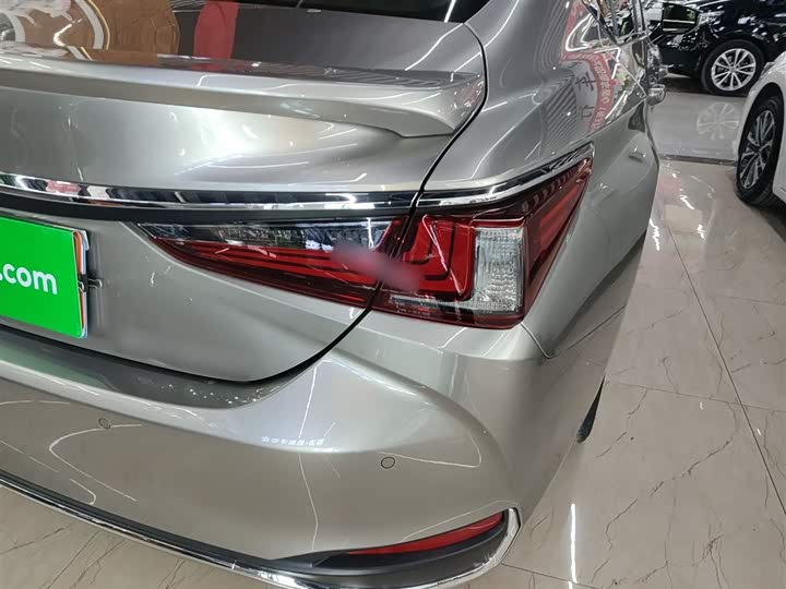 Фото 8 - Lexus ES