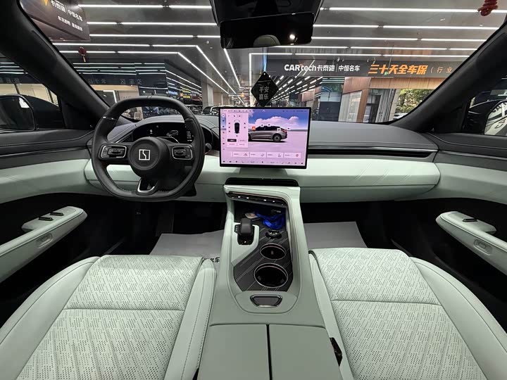 Фото 7 - Zeekr 001