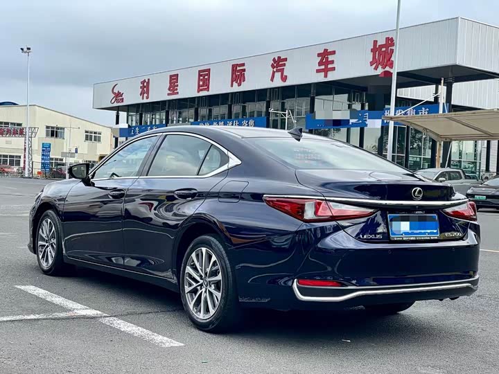 Фото 4 - Lexus ES