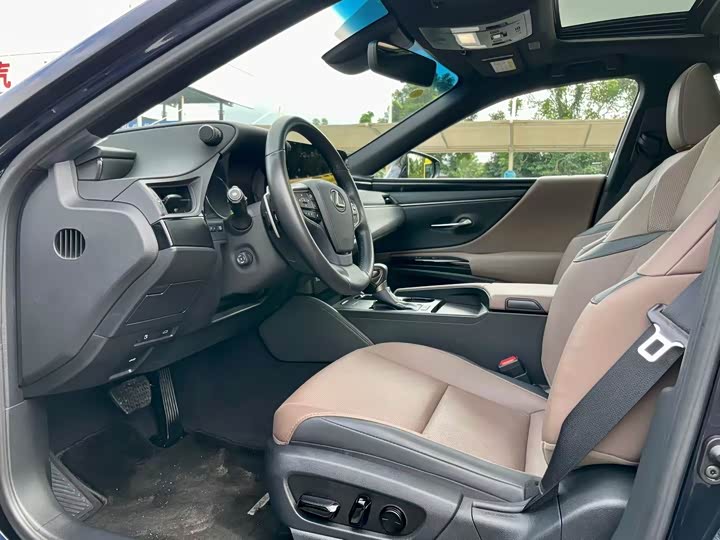 Фото 7 - Lexus ES