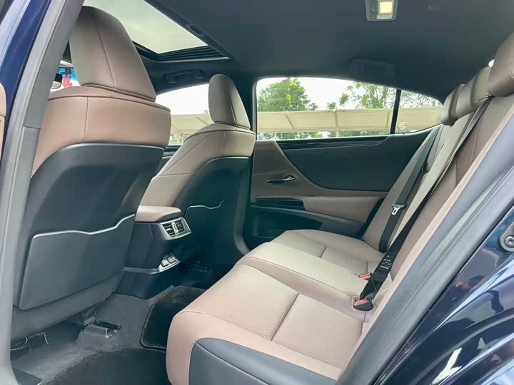 Фото 9 - Lexus ES