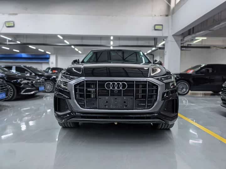 Фото 2 - Audi Q8