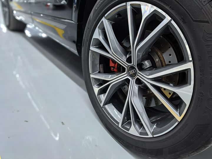 Фото 7 - Audi Q8