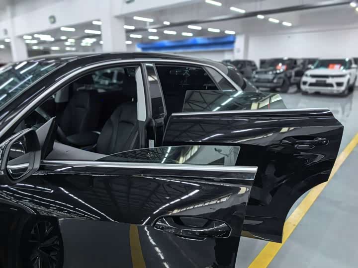 Фото 8 - Audi Q8