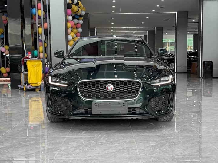 Фото 2 - Jaguar XE L