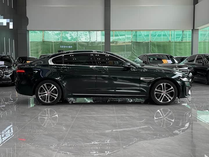 Фото 3 - Jaguar XE L