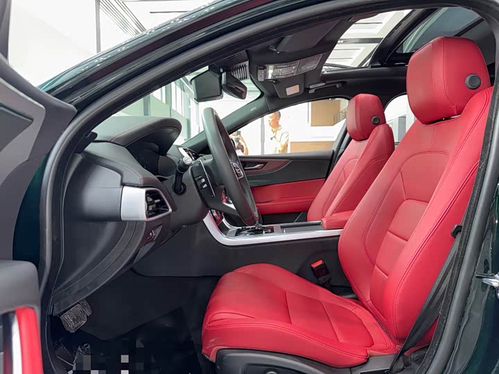 Фото 4 - Jaguar XE L