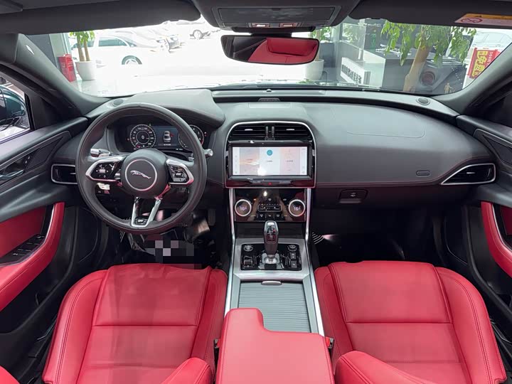 Фото 7 - Jaguar XE L