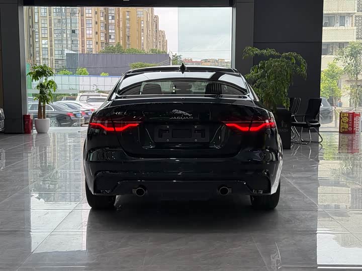 Фото 8 - Jaguar XE L
