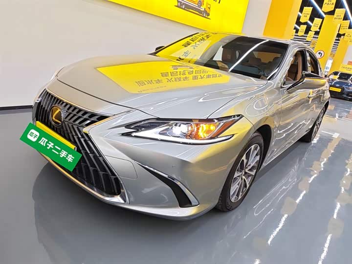 Фото 1 - Lexus ES