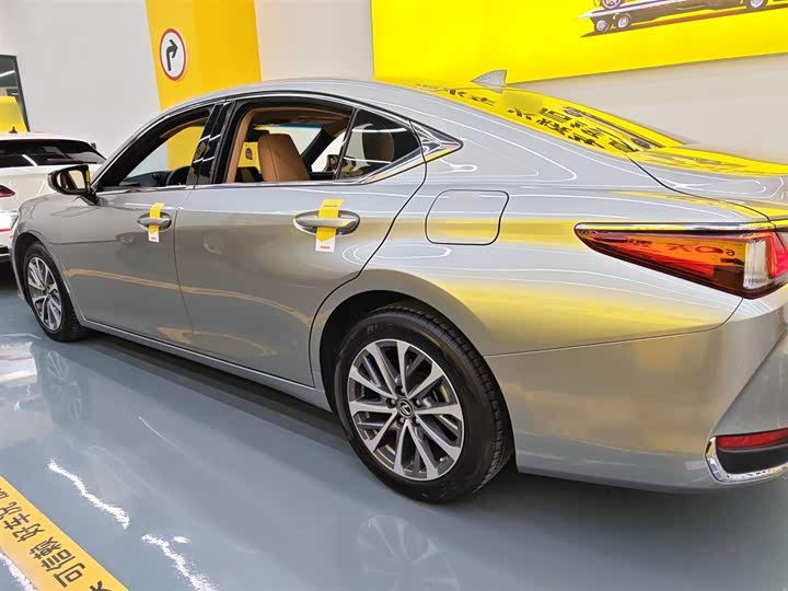 Фото 5 - Lexus ES