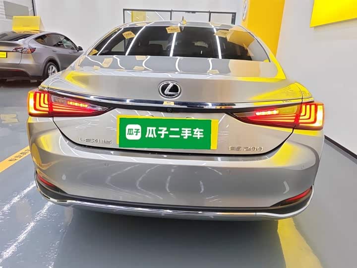 Фото 6 - Lexus ES