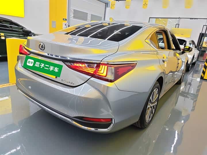 Фото 7 - Lexus ES