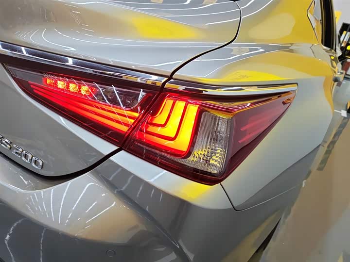 Фото 8 - Lexus ES