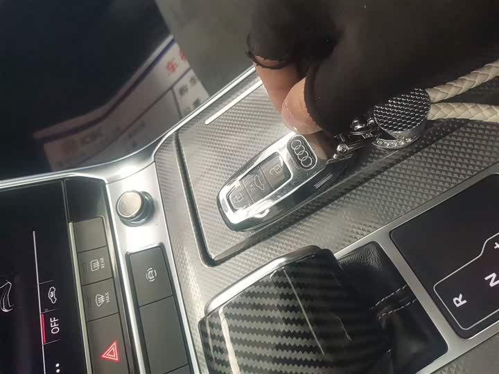 Фото 9 - Audi A6L