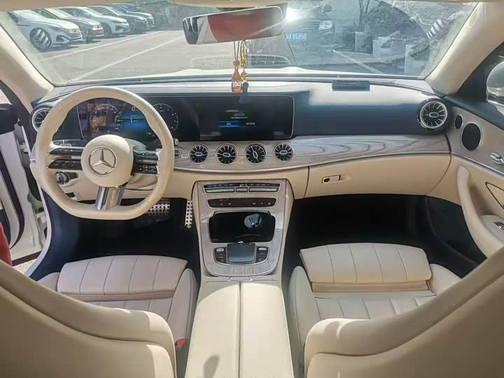 Фото 3 - Mercedes-Benz E-Class