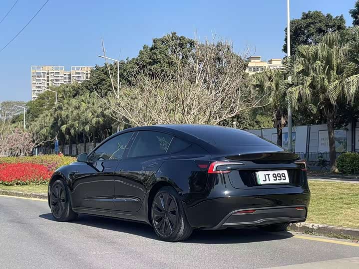 Фото 4 - Tesla Model 3