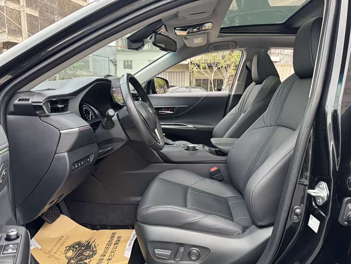 Фото 4 - Toyota Harrier