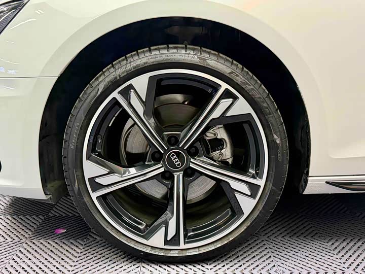 Фото 5 - Audi A4L