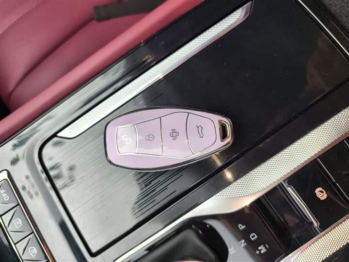 Фото 9 - Hongqi H5