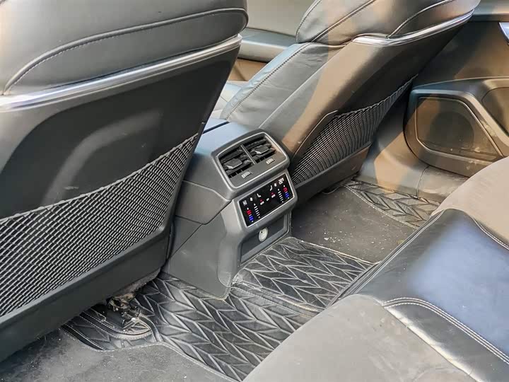 Фото 9 - Audi A6L