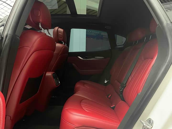 Фото 9 - Maserati Levante