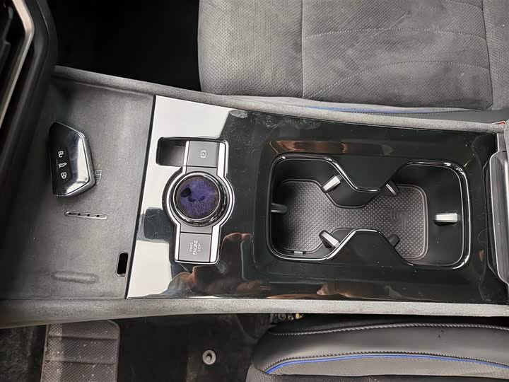 Фото 8 - Volkswagen Tiguan L Pro