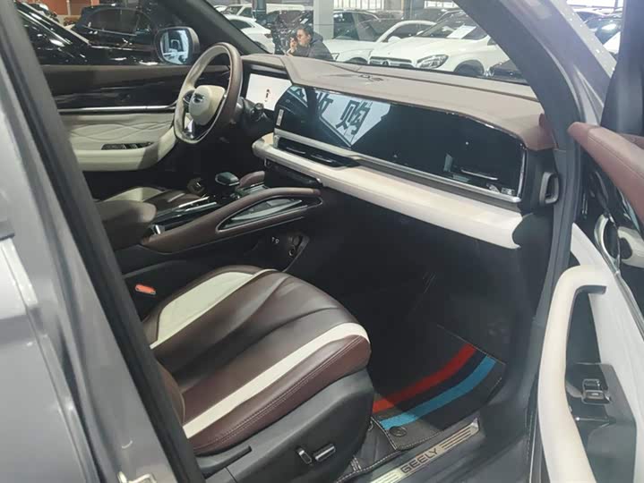 Фото 8 - Geely Monjaro