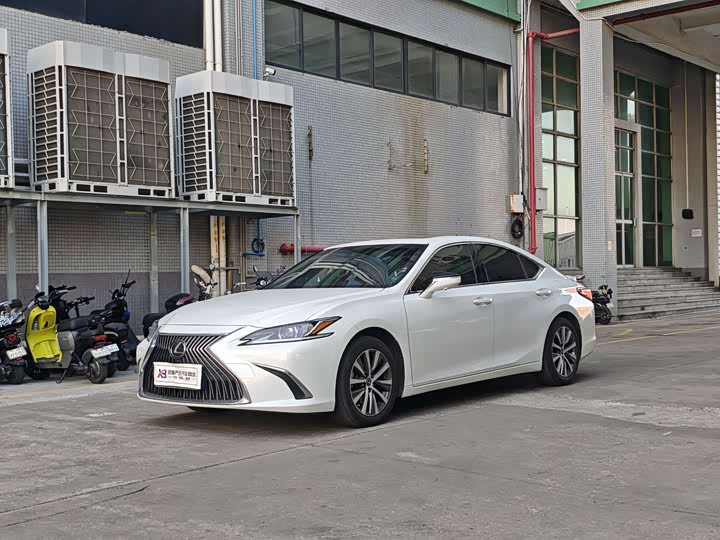 Фото 1 - Lexus ES