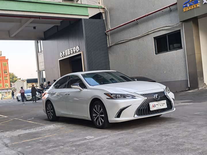 Фото 3 - Lexus ES