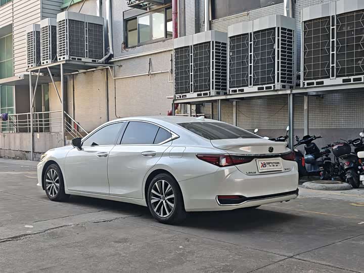 Фото 4 - Lexus ES