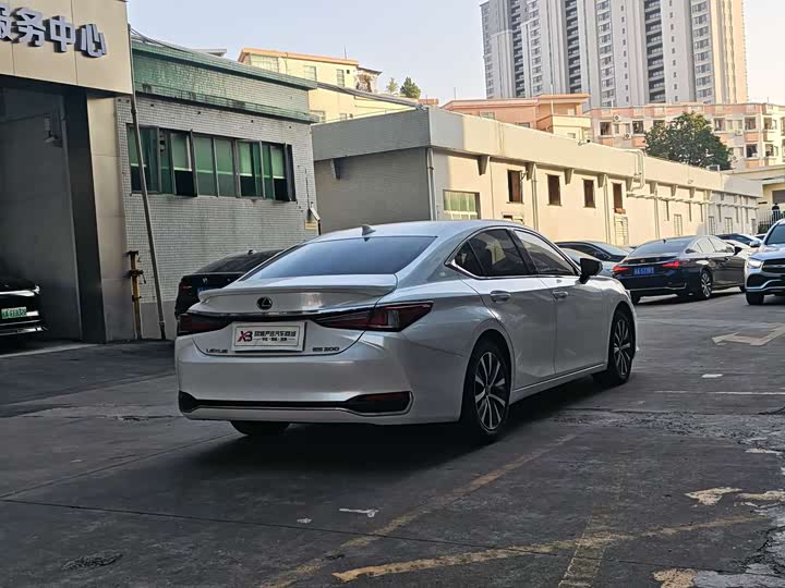 Фото 6 - Lexus ES