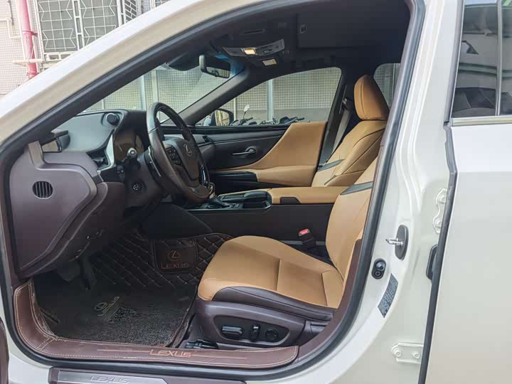 Фото 7 - Lexus ES