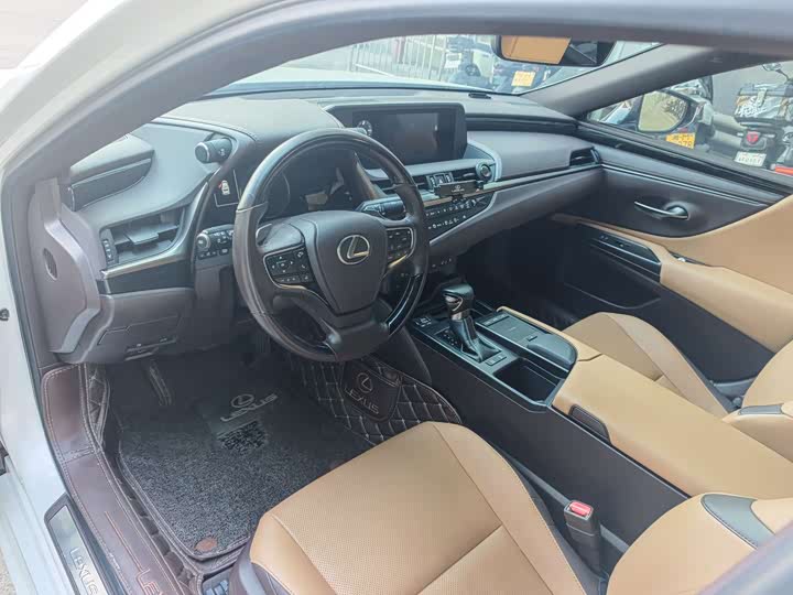 Фото 8 - Lexus ES